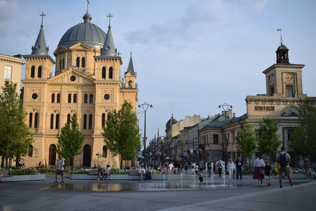 Łodzianie wypoczywają na placu Wolności