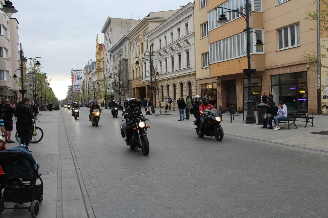 Wielka parada motocyklowa na ulicy Piotrkowskiej w Łodzi