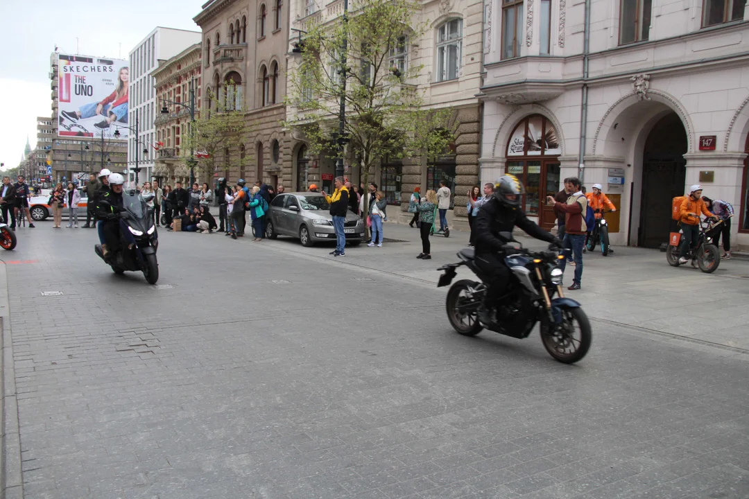 Wielka parada motocyklowa na ulicy Piotrkowskiej w Łodzi