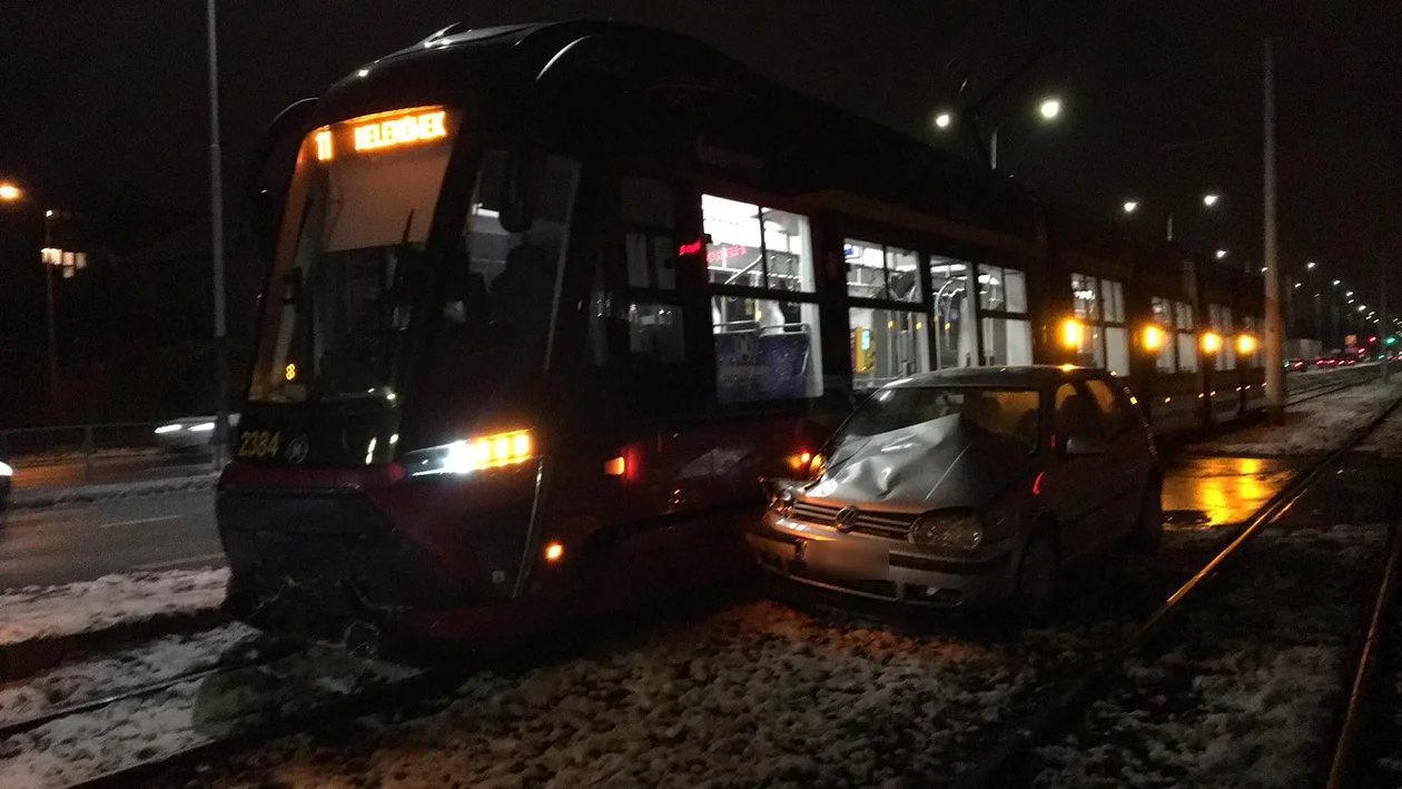 Zderzenie auta z tramwajem w Łodzi