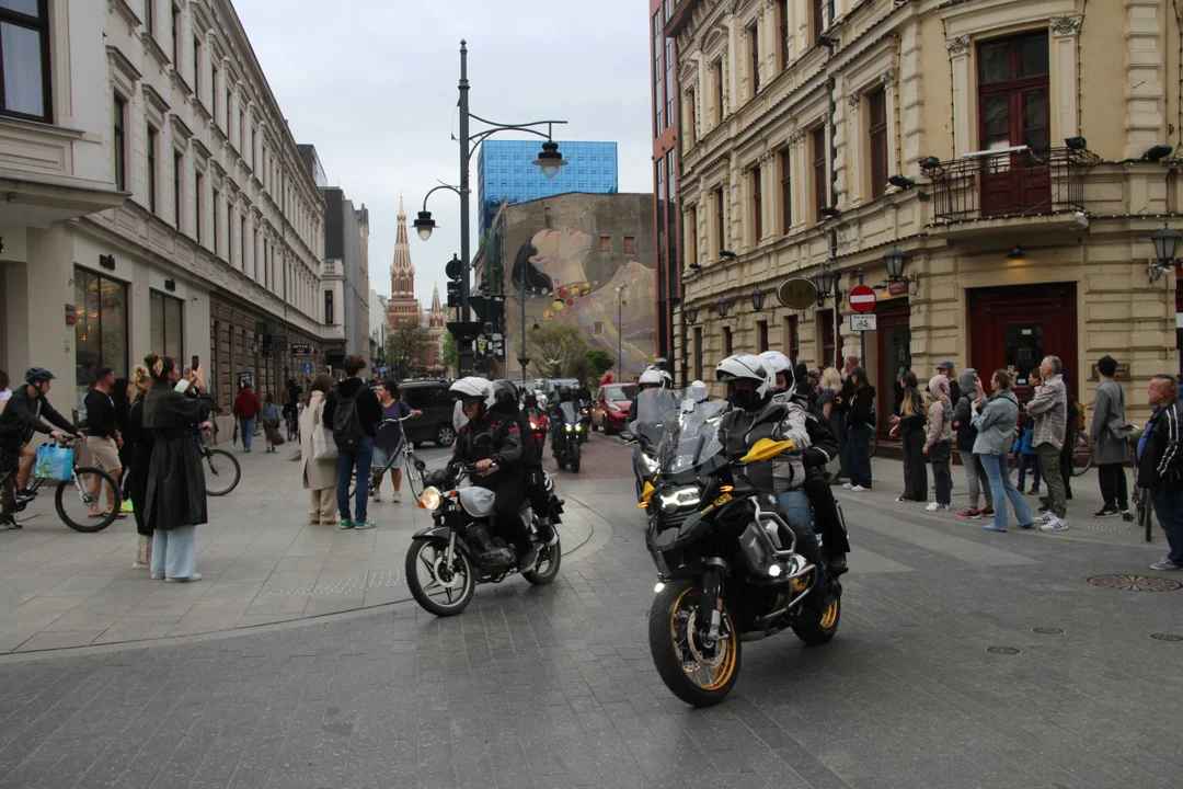 Wielka parada motocyklowa na ulicy Piotrkowskiej w Łodzi