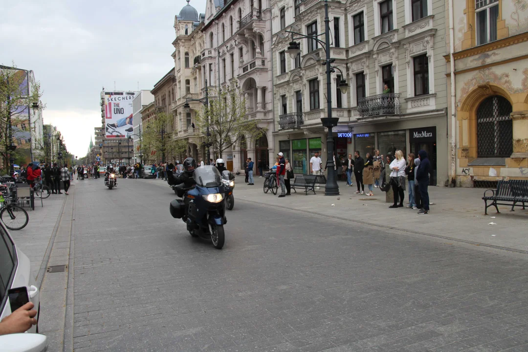 Wielka parada motocyklowa na ulicy Piotrkowskiej w Łodzi