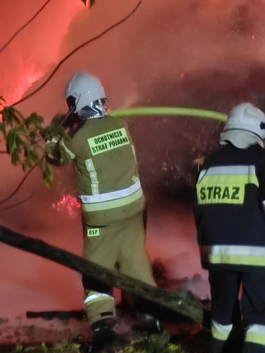 Pożar stodoły w miejscowości Osmólsk Górny. W akcji liczne siły straży pożarnej