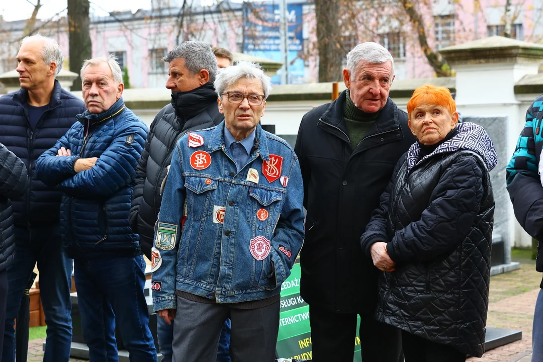 Pogrzeb Igora Sypniewskiego w Łodzi. Kibicie żegnali wychowanka ŁKS-u.