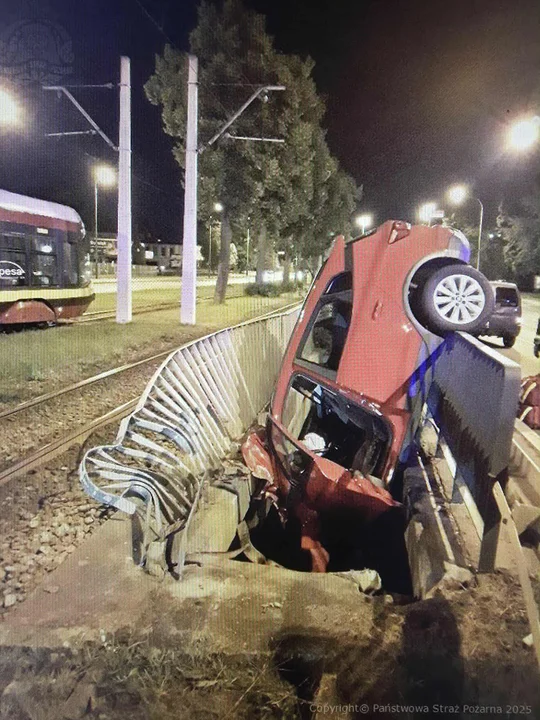 Auto zawisło na barierkach
