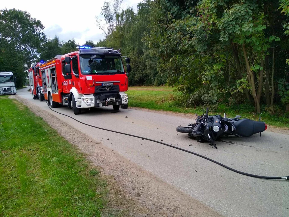 Poważny wypadek w Kutnie. Zderzenie motocykla z osobówką, jedna osoba ciężko ranna