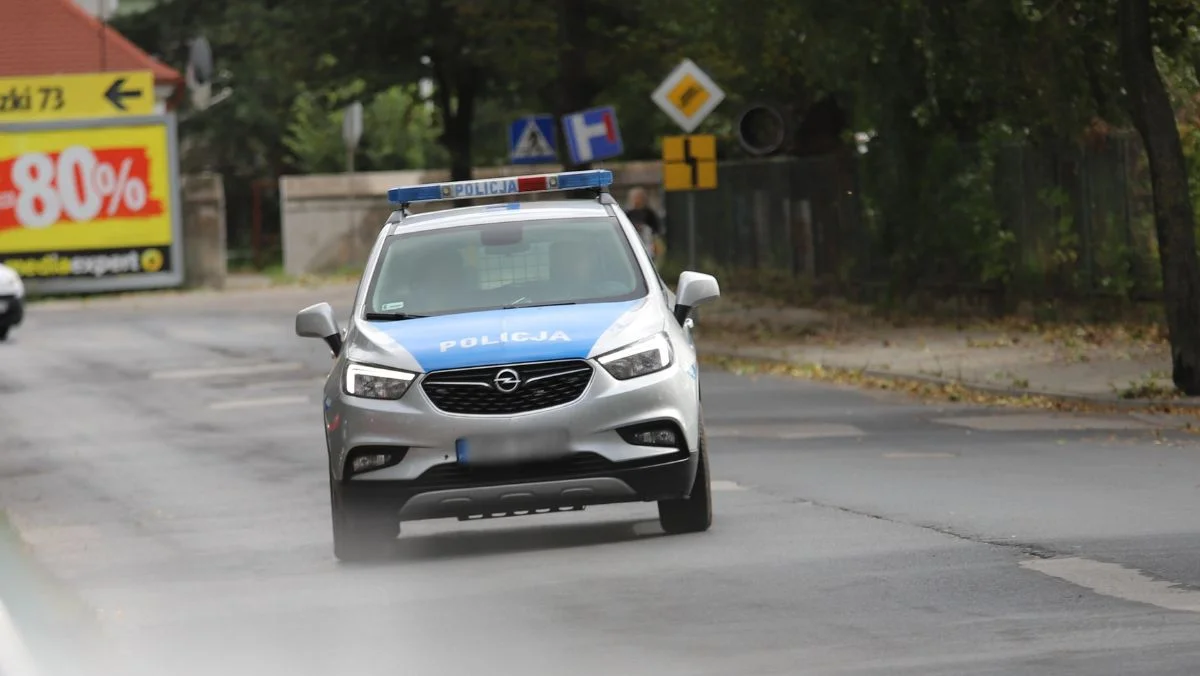 16-latek uciekał przed policją i taranował radiowóz. Wszystko kradzionym samochodem - Zdjęcie główne