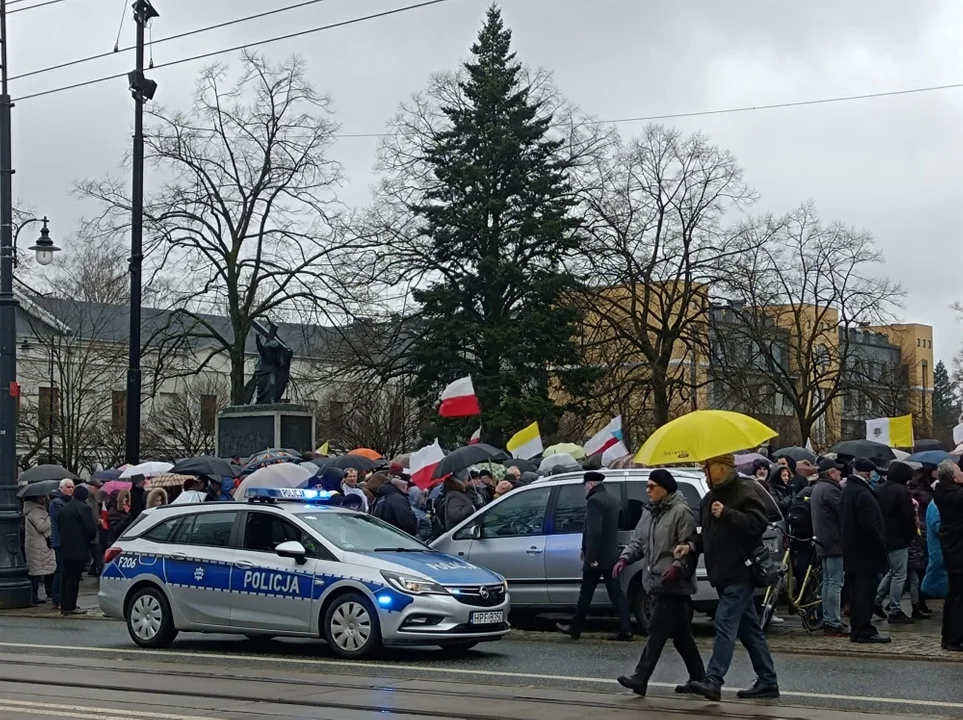 Marsz papieski w Łodzi. Setki łodzian ruszyło ulicami miasta [zdjęcia]