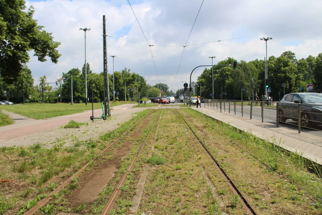 Nieczynne przystanki tramwajowe przy Konstantynowskiej