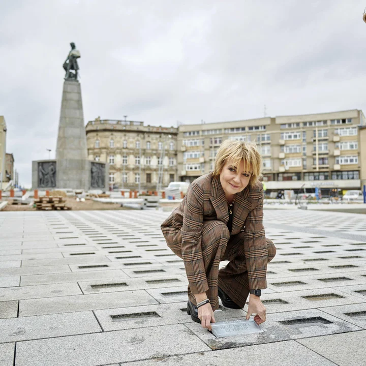 Pamiątkowe tabliczki na placu Wolności w Łodzi