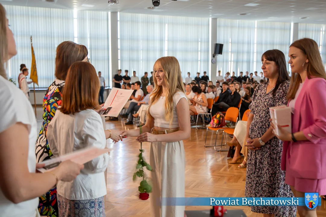 Uczniowie zakończyli rok szkolny. Tak wyglądały uroczystości w powiatowych szkołach [FOTO] - Zdjęcie główne