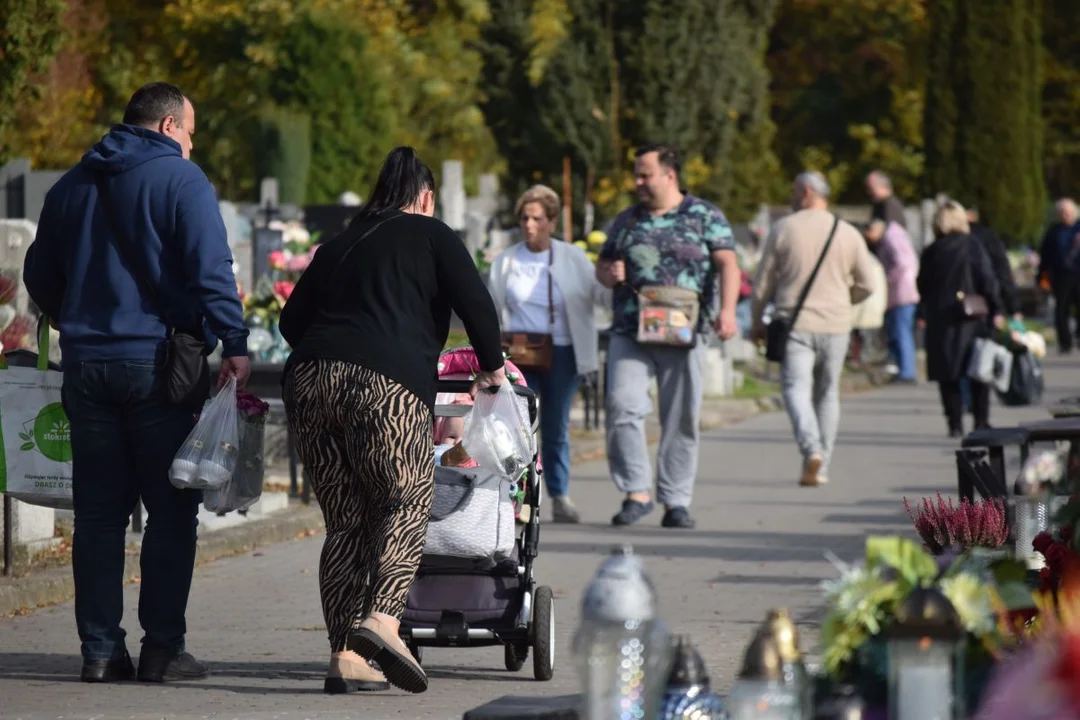 Łodzianie przygotowują groby bliskich do Wszystkich Świętych