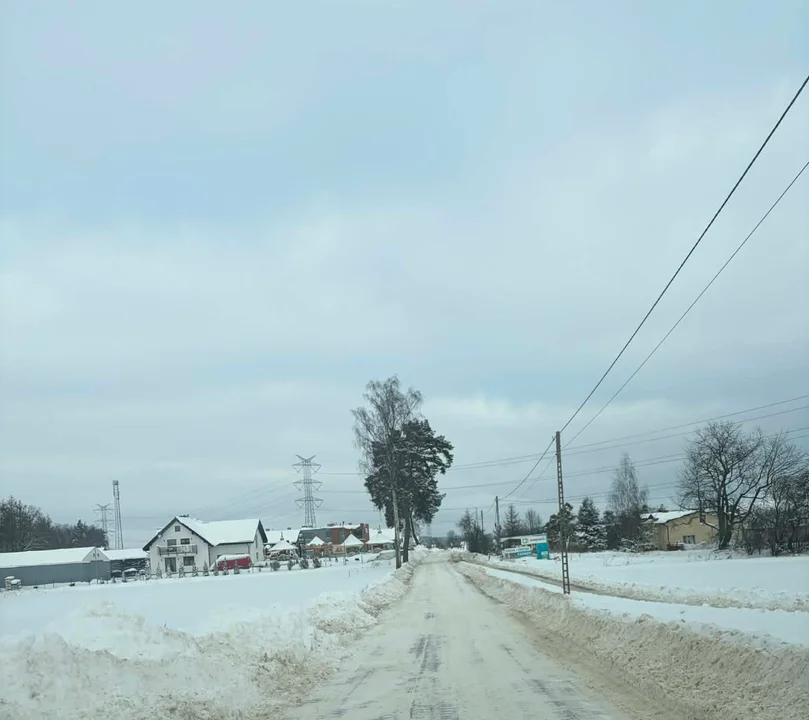 Pomorskie drogi zasypane śniegiem. Warunki dalej utrudniają ruch - Zdjęcie główne