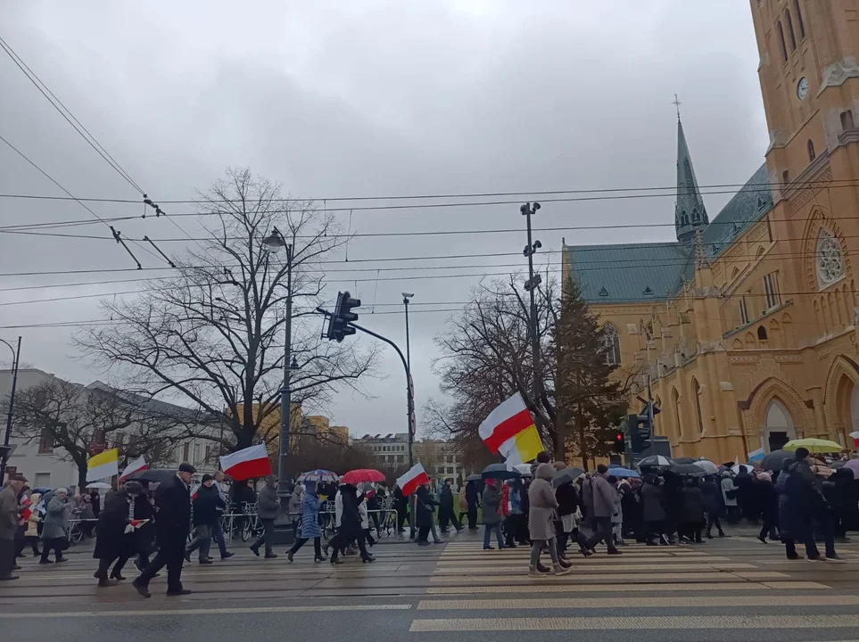 Marsz papieski w Łodzi. Setki łodzian ruszyło ulicami miasta [zdjęcia]