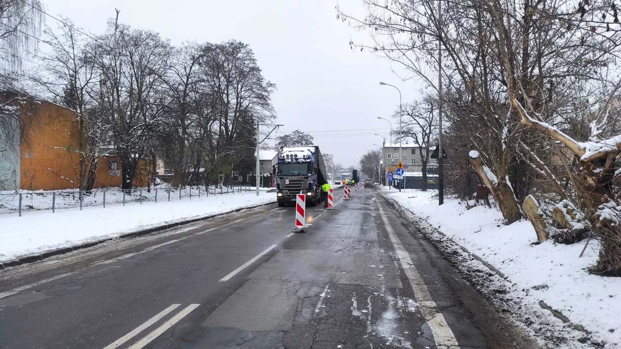 Utrudnienia dla kierowców i podróżnych MPK Łódź na Chojnach. Ruszyły prace na ulicy Kilińskiego, autobusy zmieniły swoje trasy - Zdjęcie główne