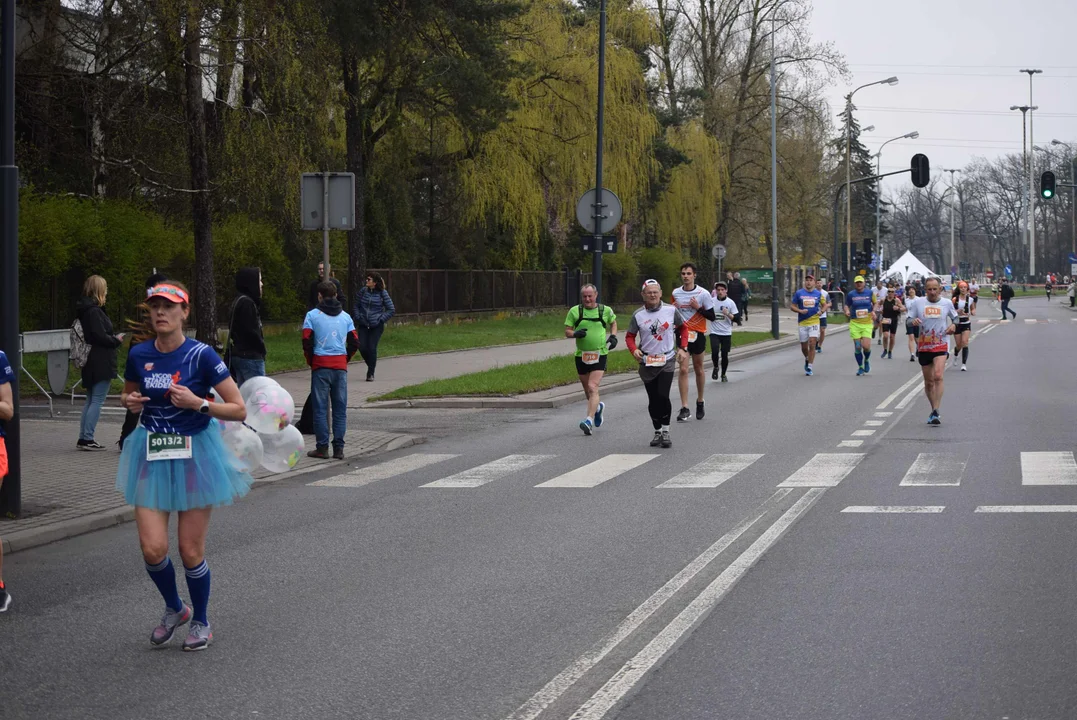 DOZ Maraton ulicami miasta. Zobacz zdjęcia z biegu głównego