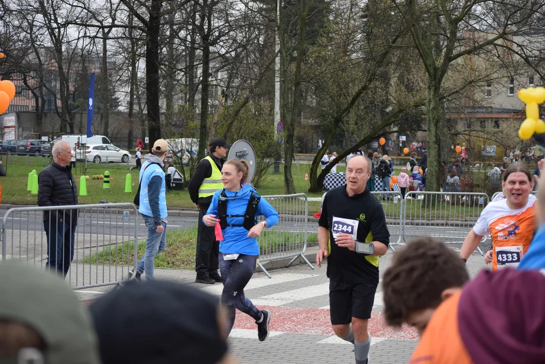 DOZ Maraton ulicami miasta. Zobacz zdjęcia z biegu głównego