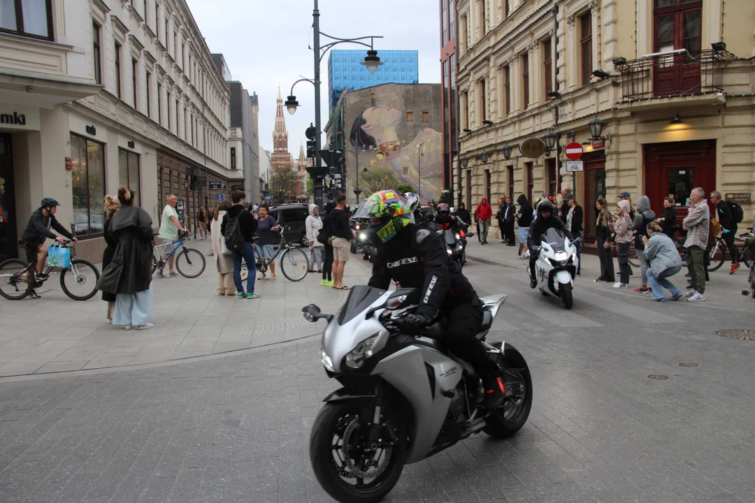 Wielka parada motocyklowa na ulicy Piotrkowskiej w Łodzi