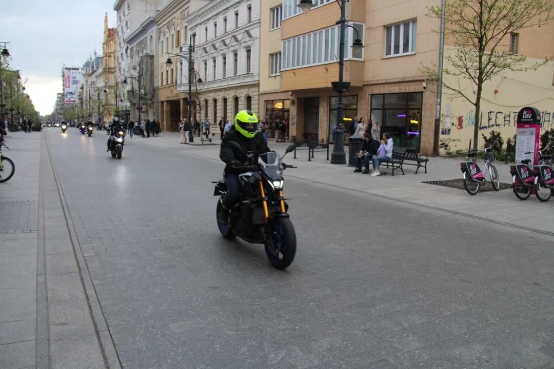 Wielka parada motocyklowa na ulicy Piotrkowskiej w Łodzi