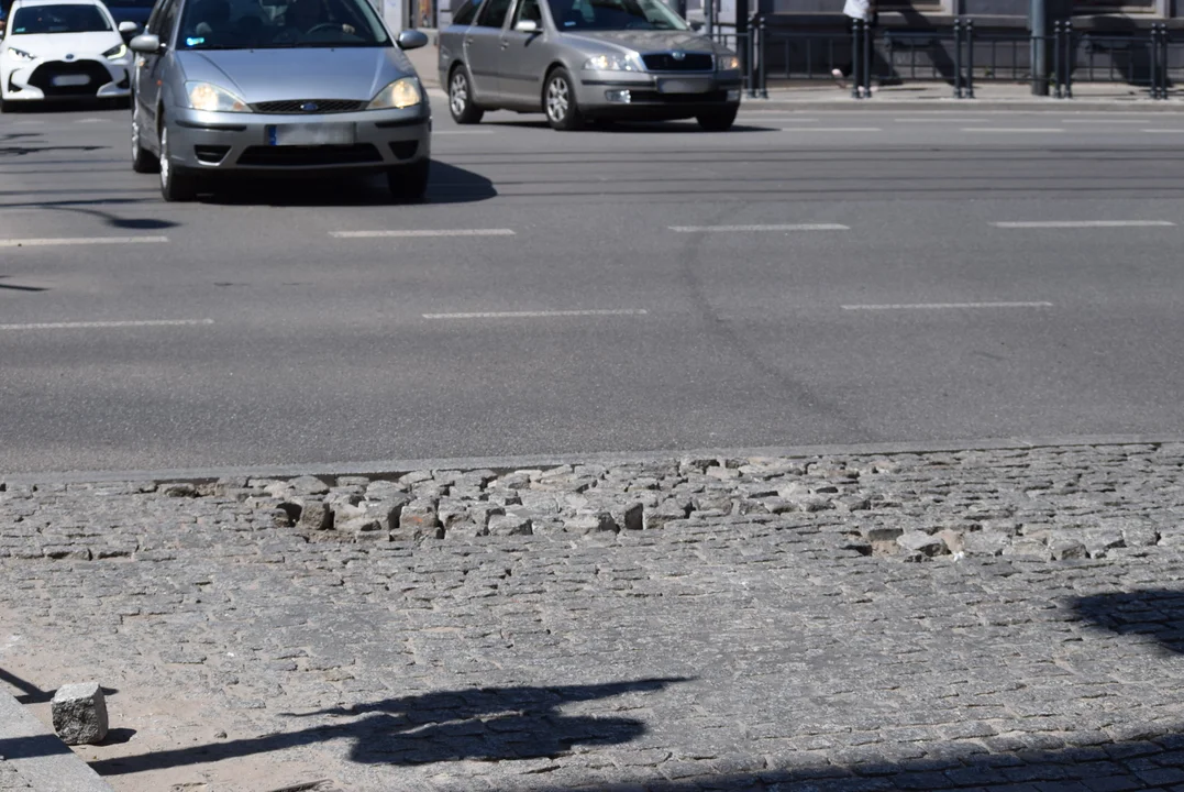 Skrzyżowanie w centrum Łodzi z wyskakującą kostką brukową. Obok powstaje już mur [zdjęcia] - Zdjęcie główne