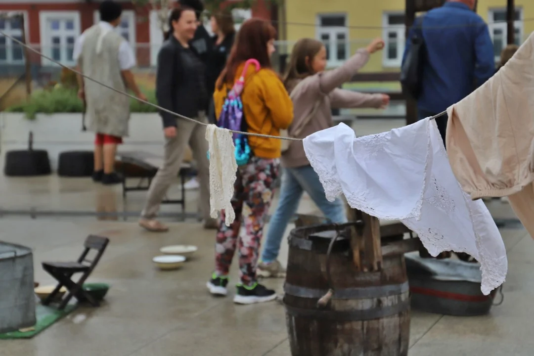 Centrum Kutna tętni życiem. Na mieszkańców czeka m.in. Teatr Wagabunda i wystawa samochodów