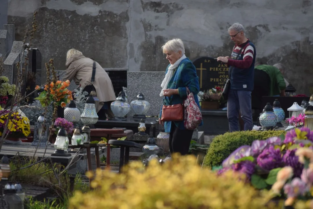 Łodzianie przygotowują groby bliskich do Wszystkich Świętych