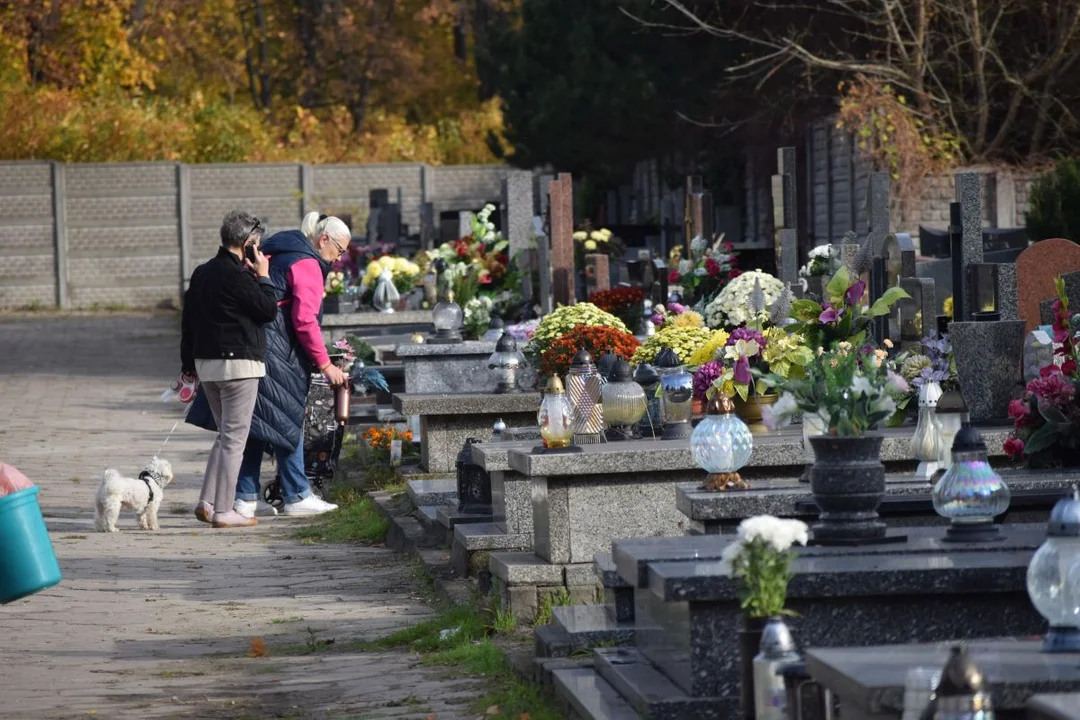 Łodzianie przygotowują groby bliskich do Wszystkich Świętych