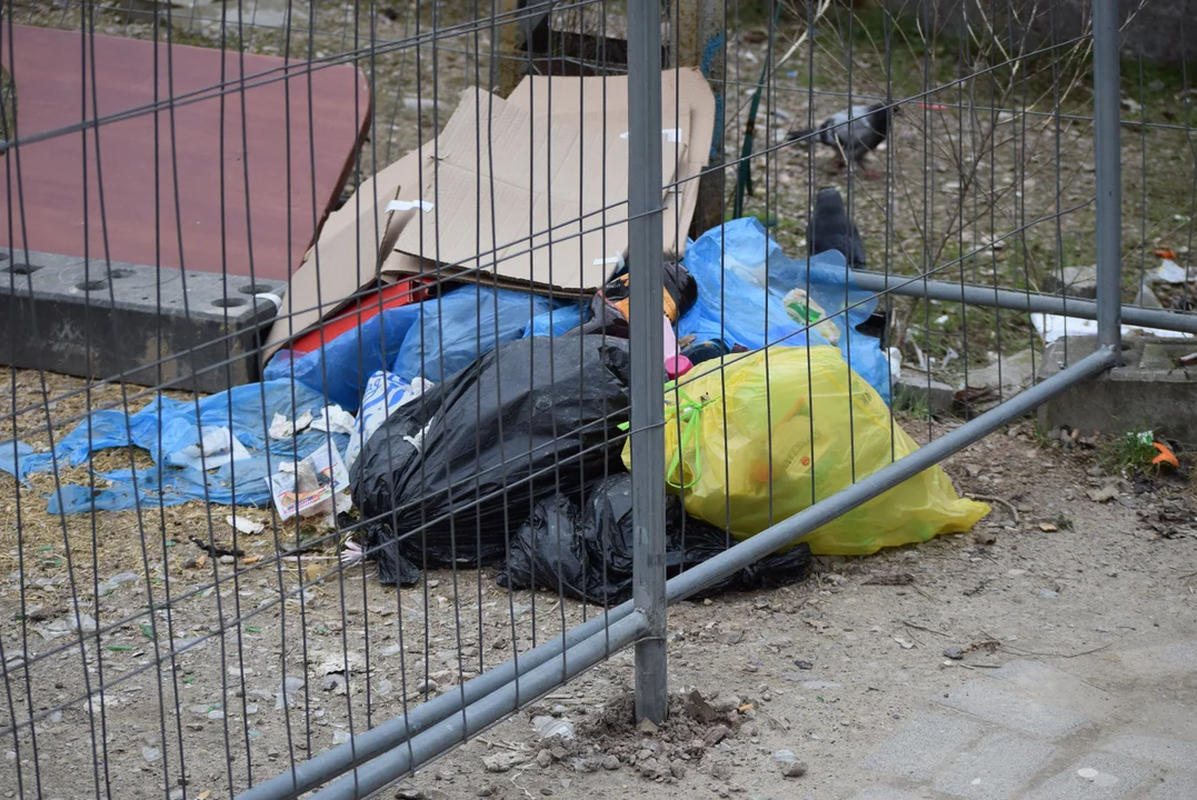 Mieszkańcy remontowanych ulic bez dostępu do śmietników? Przepełnione kosze w centrum Łodzi