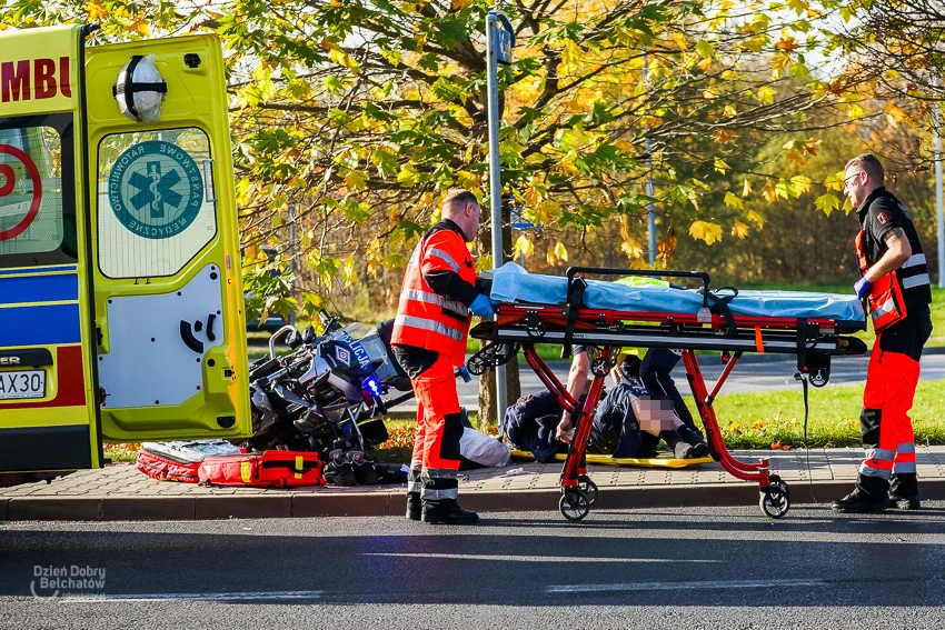 Wypadek na al. Wyszyńskiego. Policyjny motocykl zderzył się z osobówką