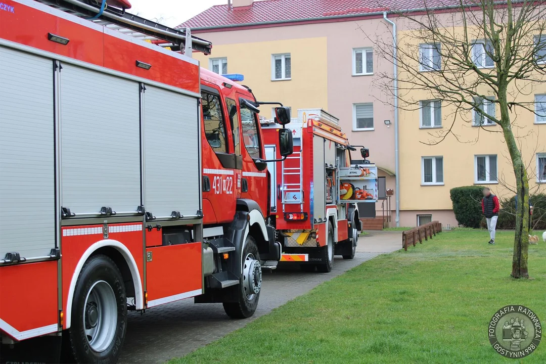 Trzy zastępy straży pożarnej na jednym z osiedli. Przyczyną... przypalony garnek [ZDJĘCIA] - Zdjęcie główne