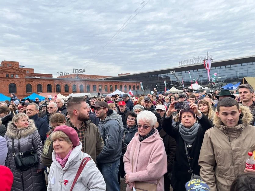 Obchody Święta Niepodległości w Łodzi na rynku Manufaktury