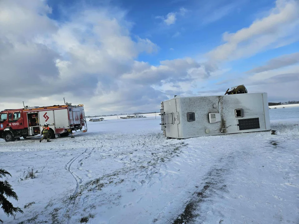 Seria niebezpiecznych zdarzeń drogowych. Policja apeluje o ostrożność (FOTO) - Zdjęcie główne