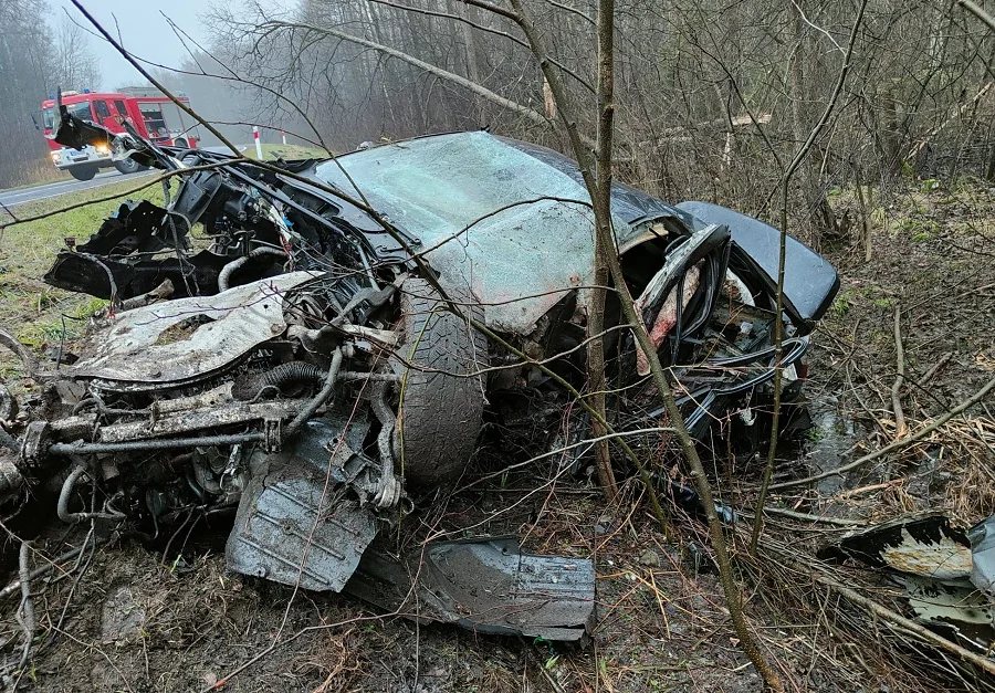 Tragedia na drodze, BMW dachowało i roztrzaskało się o drzewa. Nie żyje mężczyzna [FOTO] - Zdjęcie główne