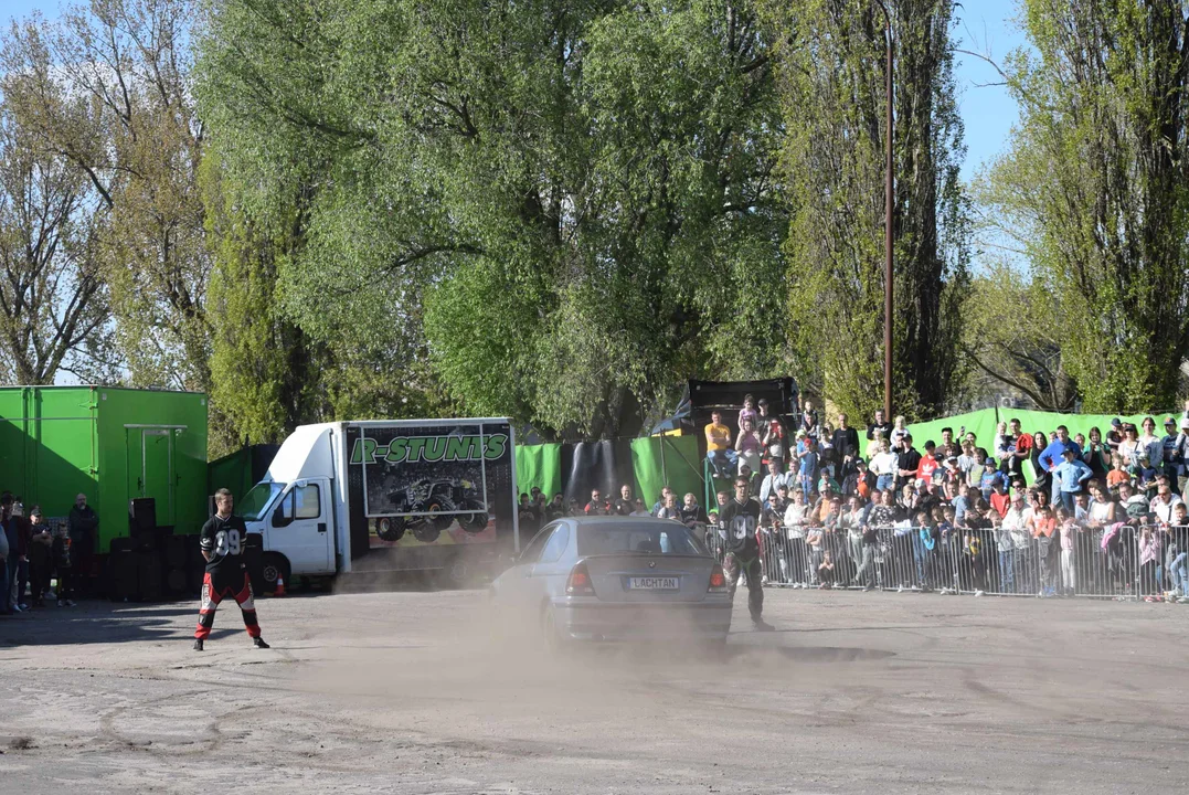 Giganty na czterech kołach zrobiły duże show! Widowiskowy pokaz monster trucków