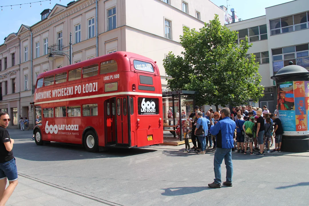 Piętrowy autobus turystyczny przemierza szlakiem łódzkich zabytków