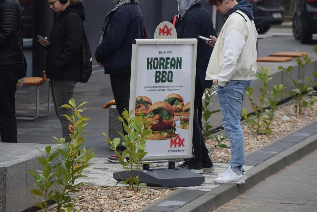 Tłumy łodzian na otwarciu restauracji MAX Premium Burgers. Tego jeszcze w Łodzi nie było [ZOBACZ ZDJĘCIA]