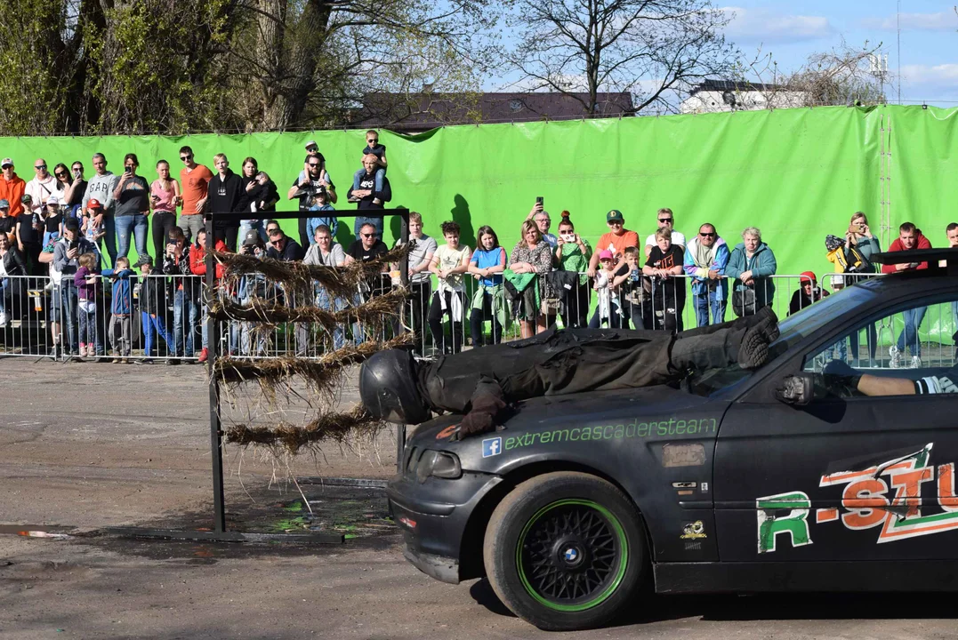 Giganty na czterech kołach zrobiły duże show! Widowiskowy pokaz monster trucków