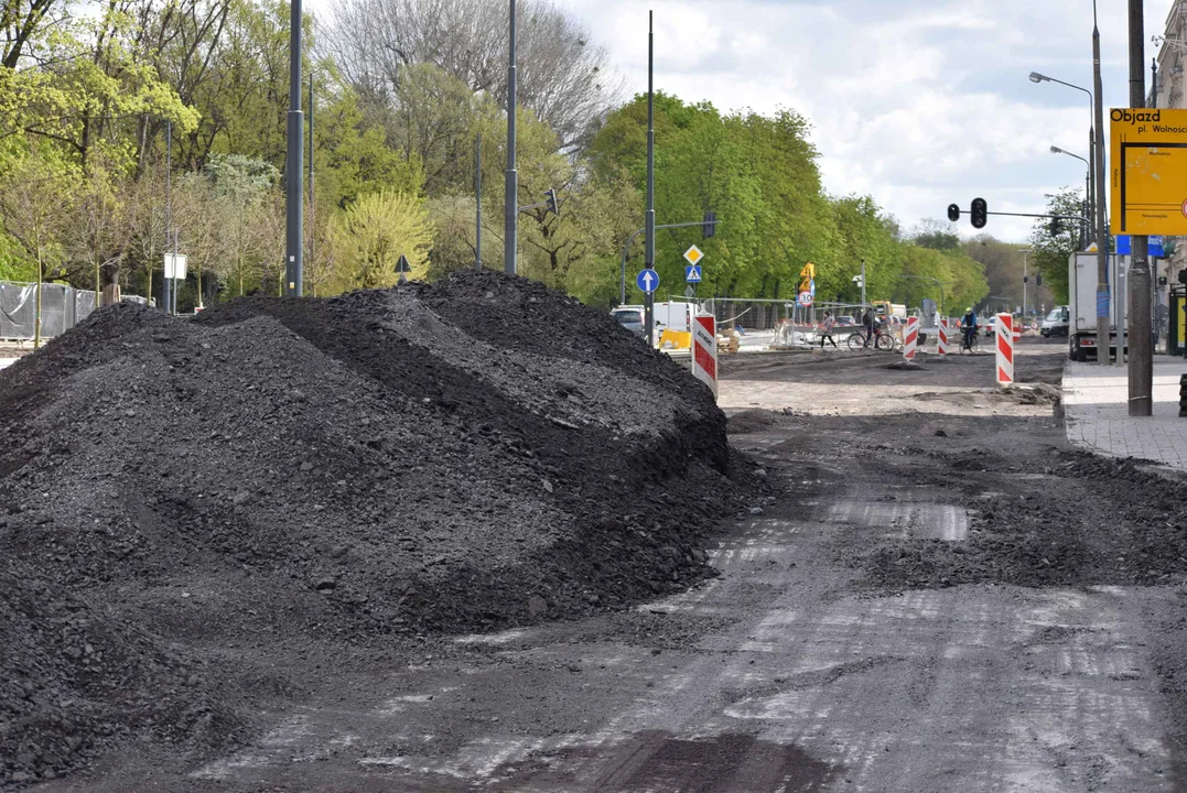 Utrudnienia dla kierowców i pieszych na skrzyżowaniu ul. Ogrodowej i ul. Zachodniej. Obok trwa budowa "Bulwarów Północnych" oraz modernizacja parku Staromiejskiego.