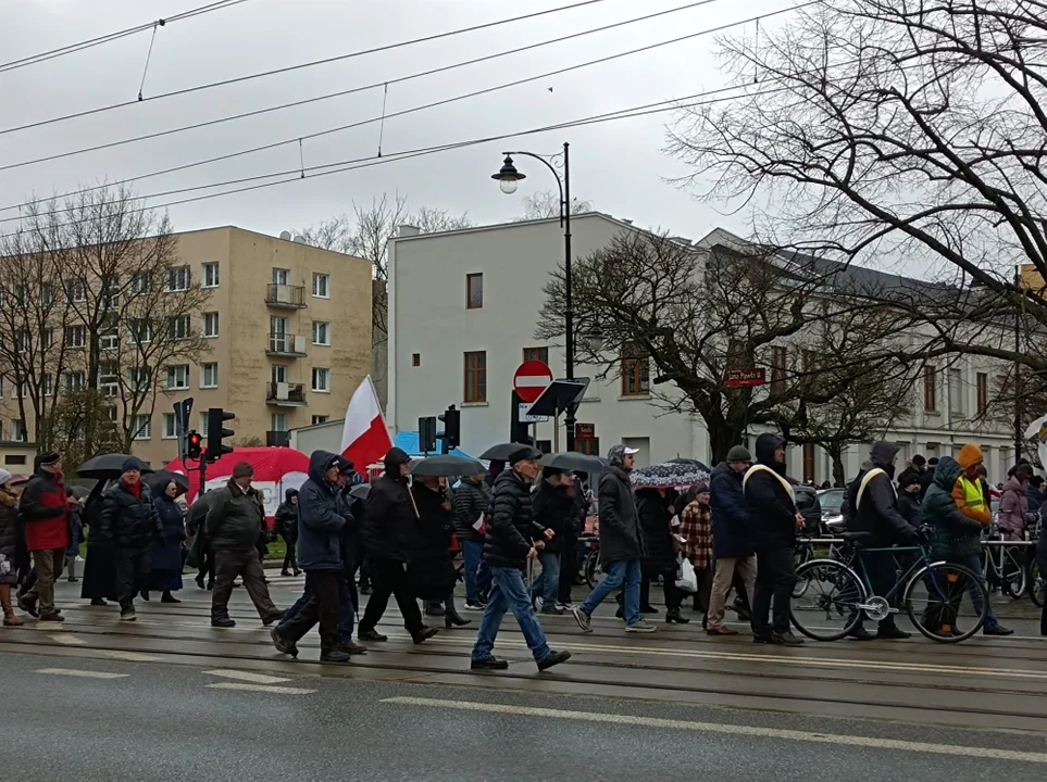 Marsz papieski w Łodzi. Setki łodzian ruszyło ulicami miasta [zdjęcia]