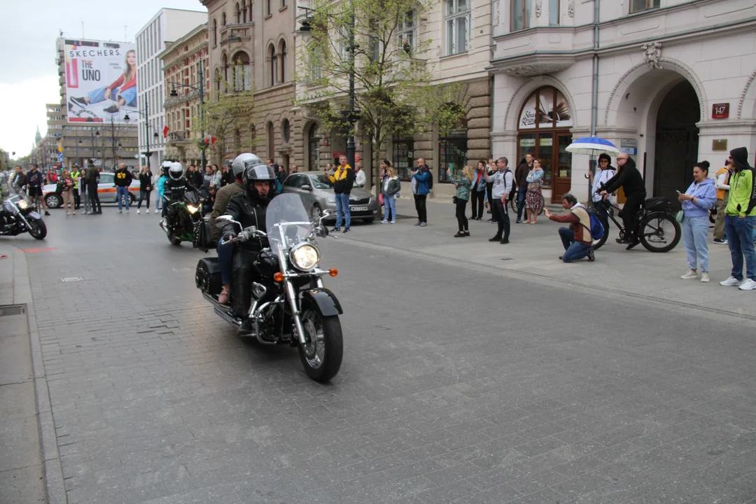 Wielka parada motocyklowa na ulicy Piotrkowskiej w Łodzi