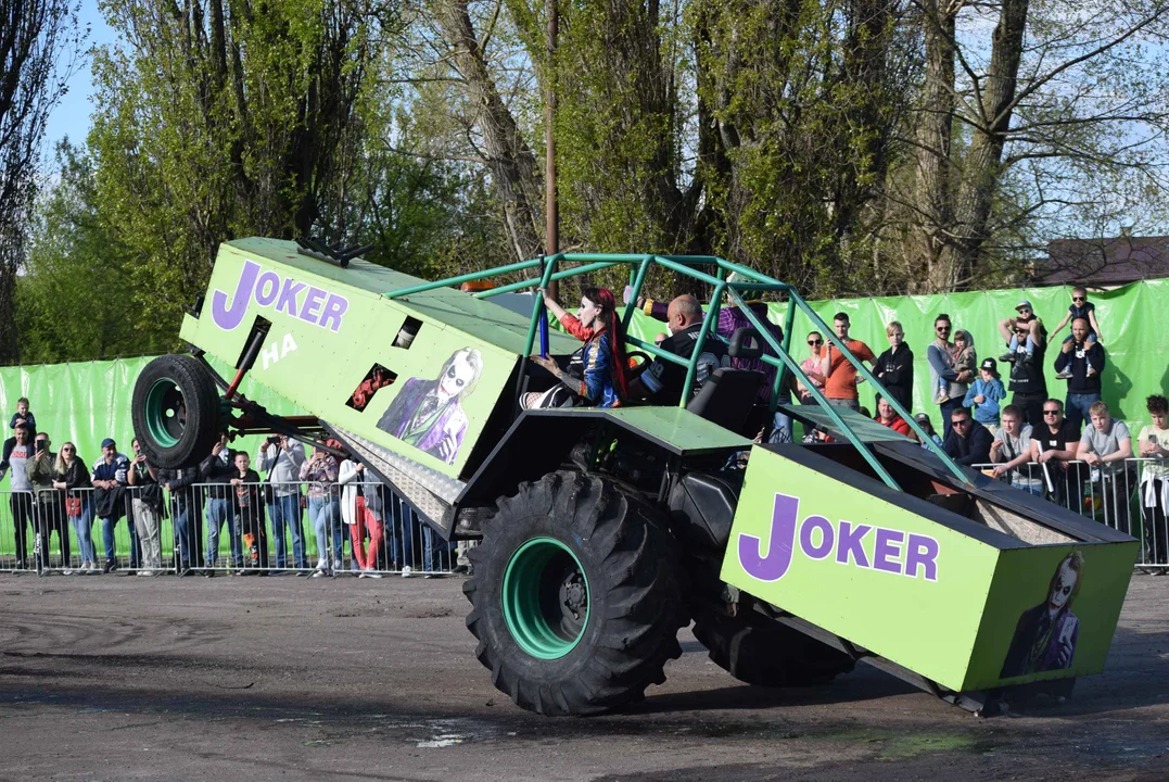 Giganty na czterech kołach zrobiły duże show! Widowiskowy pokaz monster trucków