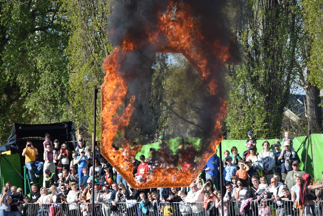 Giganty na czterech kołach zrobiły duże show! Widowiskowy pokaz monster trucków