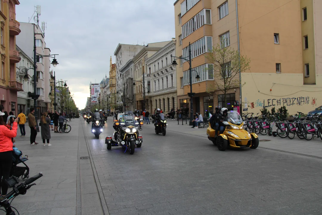 Wielka parada motocyklowa na ulicy Piotrkowskiej w Łodzi