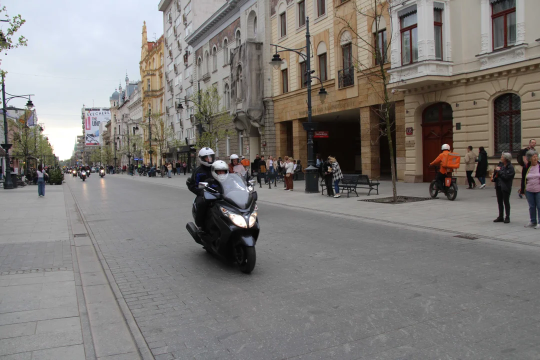 Wielka parada motocyklowa na ulicy Piotrkowskiej w Łodzi