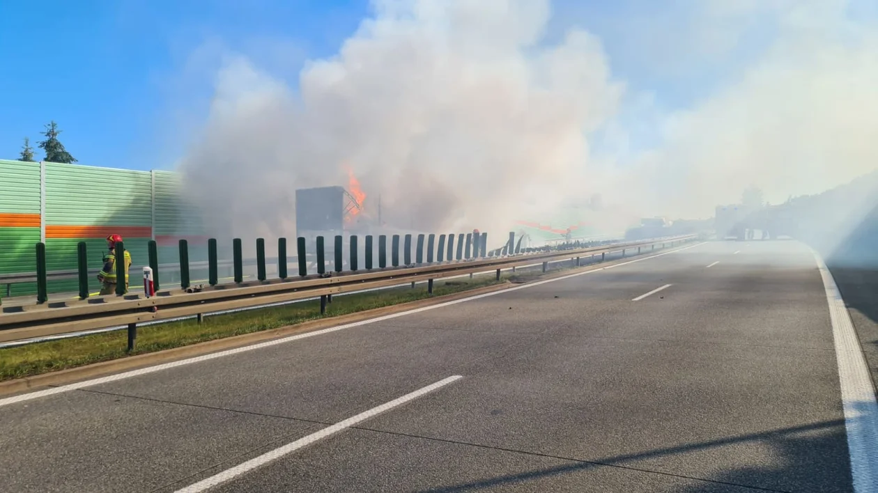 Pożar na drodze ekspresowej S8 w Łódzkiem