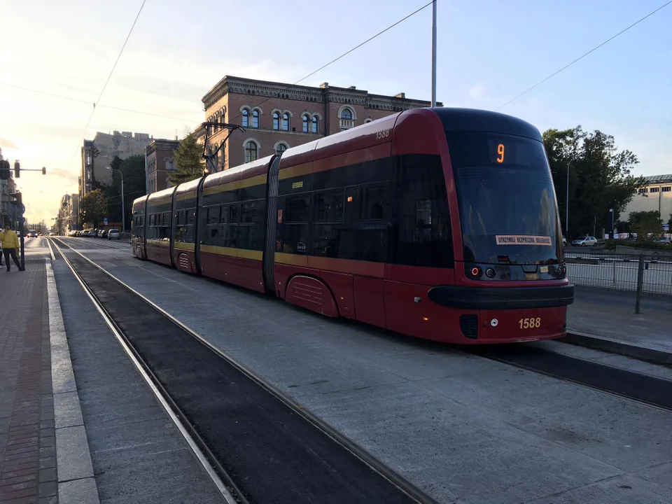 Koniec remontu pasa autobusowo-tramwajowego na pl. Dąbrowskiego w Łodzi