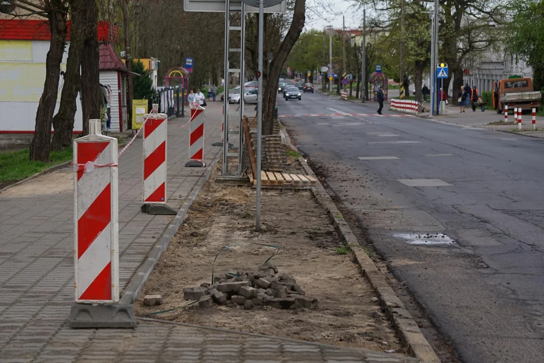 W centrum Kutna będzie bardziej zielono. Trwają prace na ul. Wyszyńskiego - Zdjęcie główne