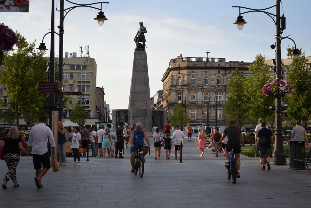 Łodzianie wypoczywają na placu Wolności