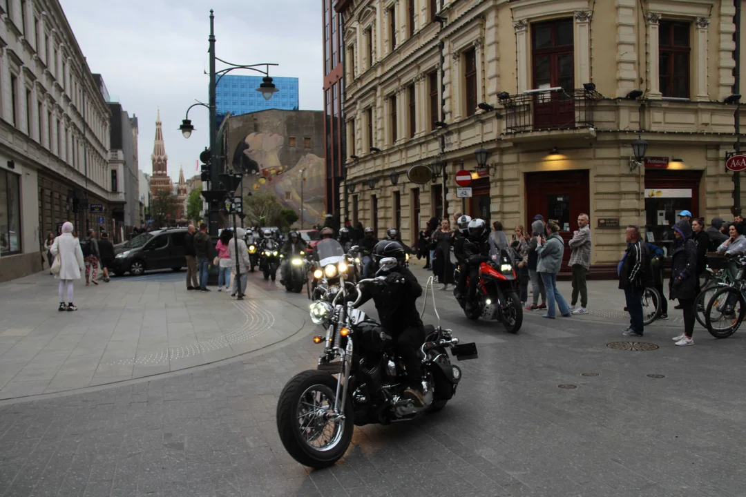 Wielka parada motocyklowa na ulicy Piotrkowskiej w Łodzi