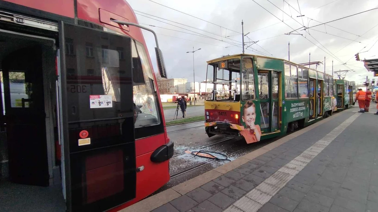 Zderzenie tramwajów na trasie W-Z. Ogłoszono komunikację zastępczą. Zmiany na siedmiu liniach tramwajowych [ZDJĘCIA] - Zdjęcie główne